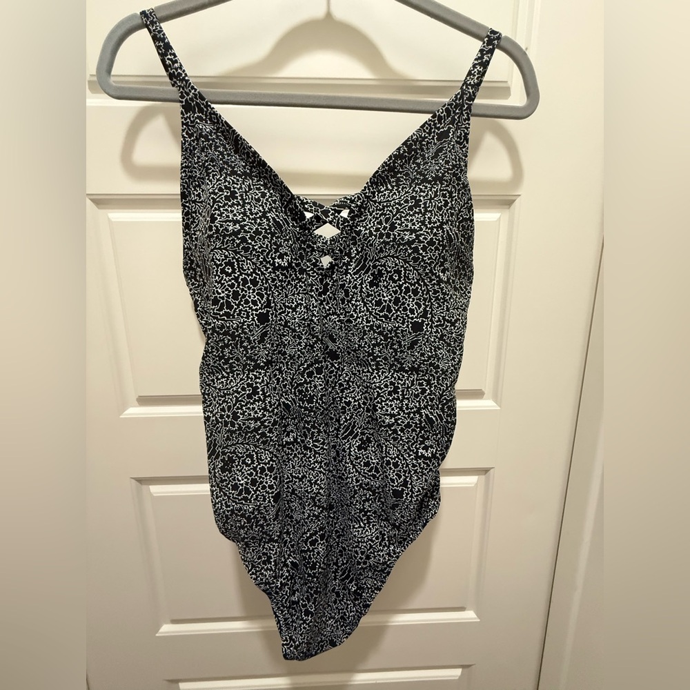 Old Navy Black and White Floral One Piece. Size 1X
